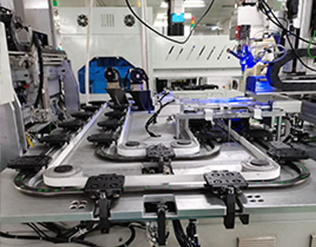 Circular guide rail conveyor system integrated into an automated battery production line